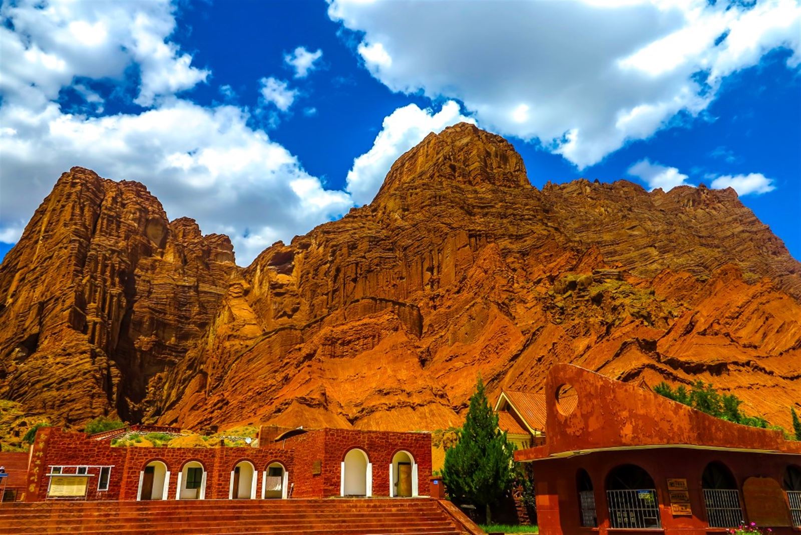 Tianshan Grand Canyon mit Gebäude